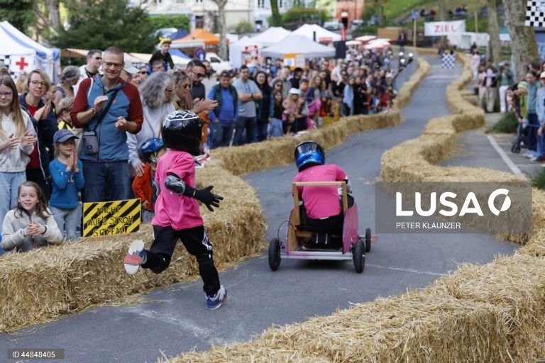 Crianças participam numa Soapbox Race na encosta de Kloesterlistutz em Berna, Suíça. Este evento anual, que se realiza pela 38.ª vez, conta com a participação de concorrentes que correm em carros caseiros sem motor, originalmente fabricados a partir de caixas de sabão de madeira, ao longo de uma pista de corridas revestida de fardos de palha. 