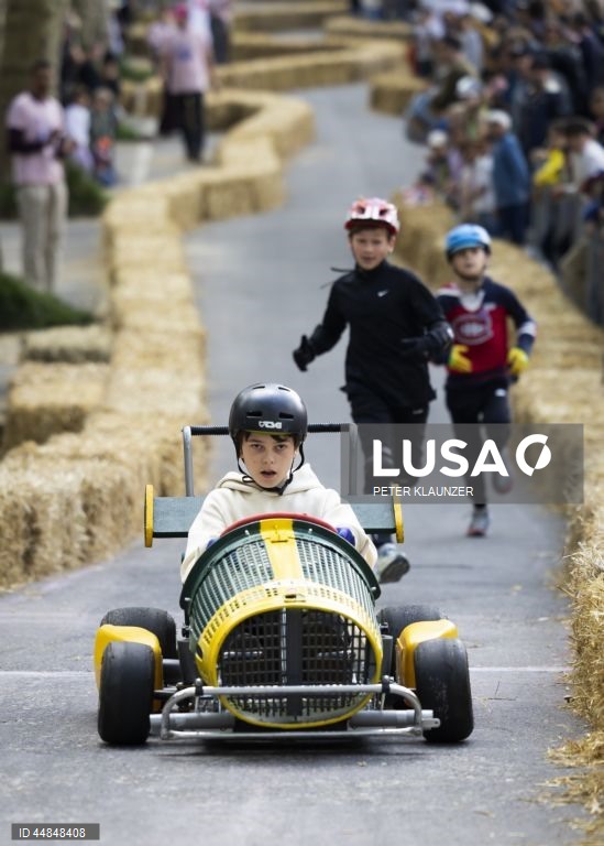 Crianças participam numa Soapbox Race na encosta de Kloesterlistutz em Berna, Suíça. Este evento anual, que se realiza pela 38.ª vez, conta com a participação de concorrentes que correm em carros caseiros sem motor, originalmente fabricados a partir de caixas de sabão de madeira, ao longo de uma pista de corridas revestida de fardos de palha. 