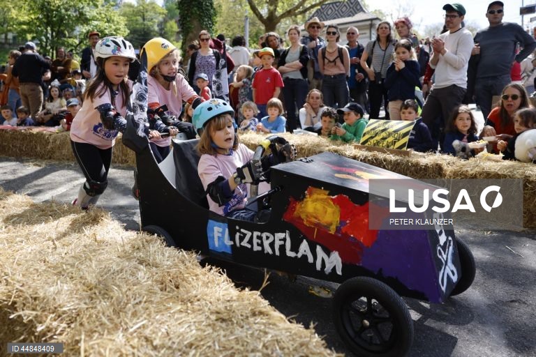 Crianças participam numa Soapbox Race na encosta de Kloesterlistutz em Berna, Suíça. Este evento anual, que se realiza pela 38.ª vez, conta com a participação de concorrentes que correm em carros caseiros sem motor, originalmente fabricados a partir de caixas de sabão de madeira, ao longo de uma pista de corridas revestida de fardos de palha. 