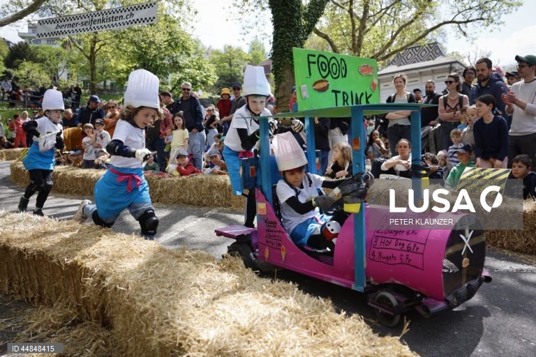 Crianças participam numa Soapbox Race na encosta de Kloesterlistutz em Berna, Suíça. Este evento anual, que se realiza pela 38.ª vez, conta com a participação de concorrentes que correm em carros caseiros sem motor, originalmente fabricados a partir de caixas de sabão de madeira, ao longo de uma pista de corridas revestida de fardos de palha. 