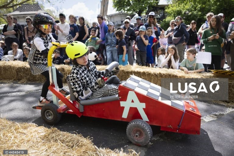 Crianças participam numa Soapbox Race na encosta de Kloesterlistutz em Berna, Suíça. Este evento anual, que se realiza pela 38.ª vez, conta com a participação de concorrentes que correm em carros caseiros sem motor, originalmente fabricados a partir de caixas de sabão de madeira, ao longo de uma pista de corridas revestida de fardos de palha. 