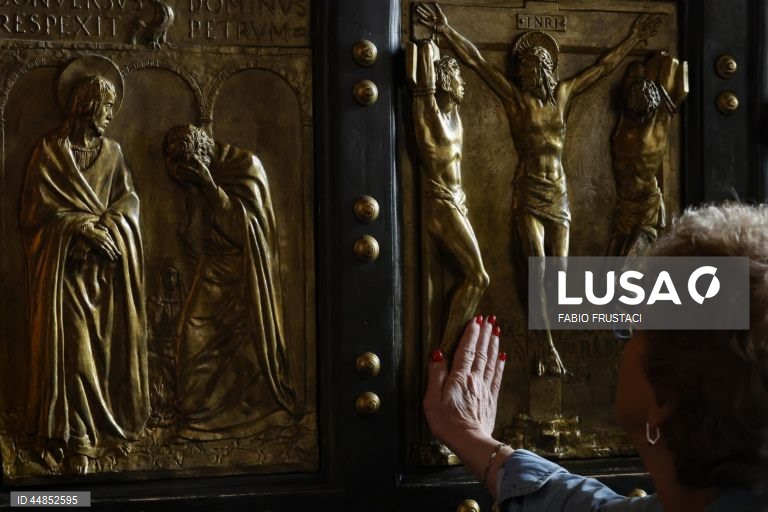 Fiéis passam a porta santa da Basílica de São Pedro