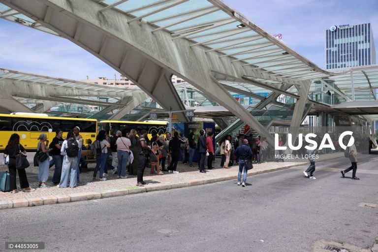 Utentes dos transportes públicos fazem fila na Estação do Oriente devido ao apagão que afeta Portugal de Norte a Sul e outros países europeus, em Lisboa, 28 de abril de 2025. O Governo criou um grupo de trabalho para acompanhar o apagão que afeta Portugal de Norte a Sul e outros países europeus e aponta que o problema “terá tido origem” fora de Portugal. MIGUEL A. LOPES/LUSA