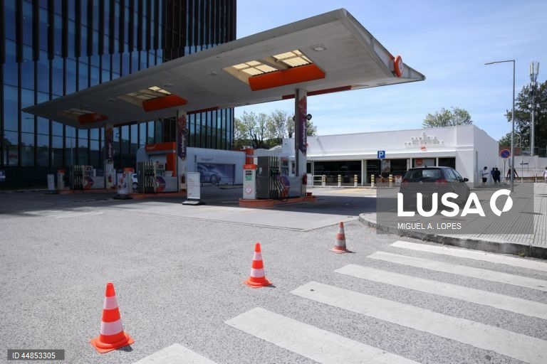 Uma gasolineira encontra-se encerrada devido ao apagão que afeta Portugal de Norte a Sul e outros países europeus, em Lisboa, 28 de abril de 2025. O Governo criou um grupo de trabalho para acompanhar o apagão que afeta Portugal de Norte a Sul e outros países europeus e aponta que o problema “terá tido origem” fora de Portugal. MIGUEL A. LOPES/LUSA