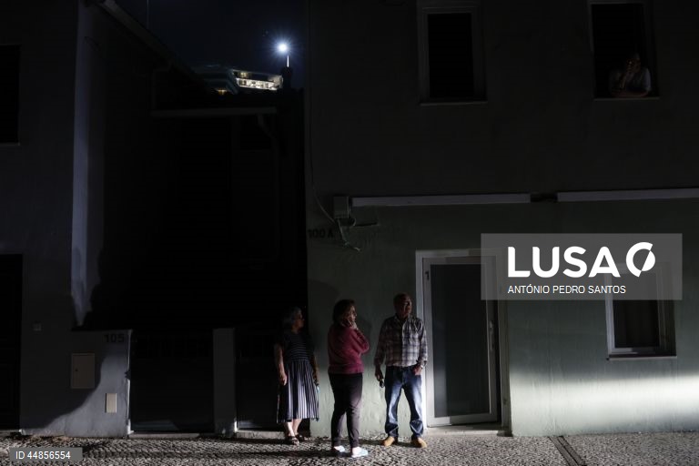 Um grupo de pessoas aguarda o restabelecimento da luz no Bairro da Liberdade, devido ao apagão que afeta Portugal de Norte a Sul e outros países europeus, em Lisboa, 28 de abril de 2025. O Governo criou um grupo de trabalho para acompanhar o apagão que afeta Portugal de Norte a Sul e outros países europeus e aponta que o problema “terá tido origem” fora de Portugal. ANTÓNIO PEDRO SANTOS/LUSA