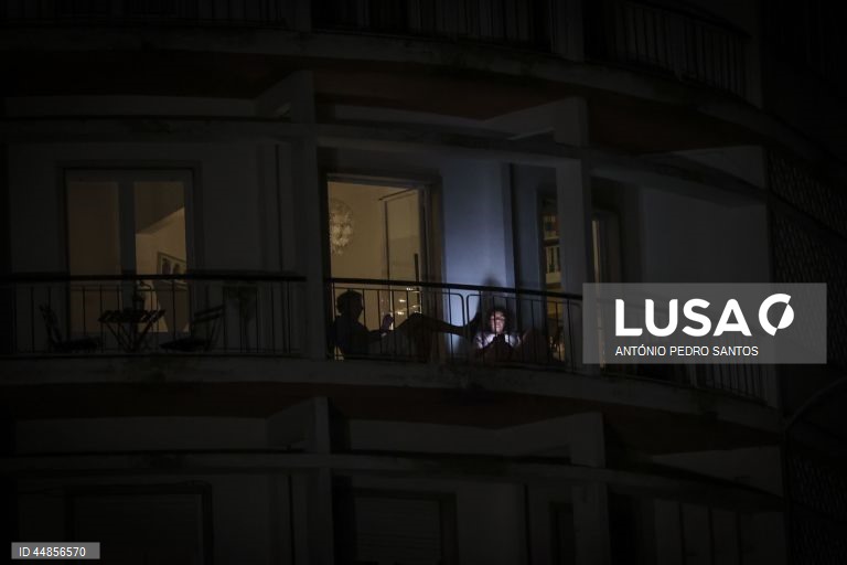 Um casal aguarda o restabelecimento da luz em Campo de Ourique, devido ao apagão que afeta Portugal de Norte a Sul e outros países europeus, em Lisboa, 28 de abril de 2025. O Governo criou um grupo de trabalho para acompanhar o apagão que afeta Portugal de Norte a Sul e outros países europeus e aponta que o problema “terá tido origem” fora de Portugal. ANTÓNIO PEDRO SANTOS/LUSA