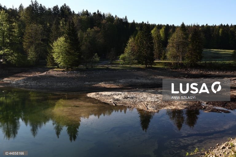 Alemanha: Nível da água baixa no lago Walchensee, na Baviera