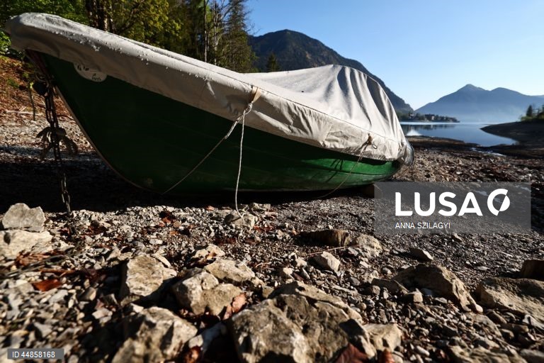 Alemanha: Nível da água baixa no lago Walchensee, na Baviera