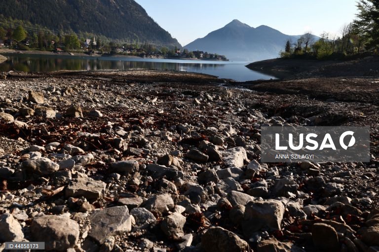 Alemanha: Nível da água baixa no lago Walchensee, na Baviera