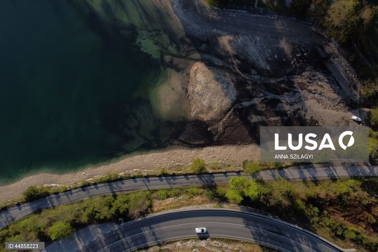 Alemanha: Nível da água baixa no lago Walchensee, na Baviera