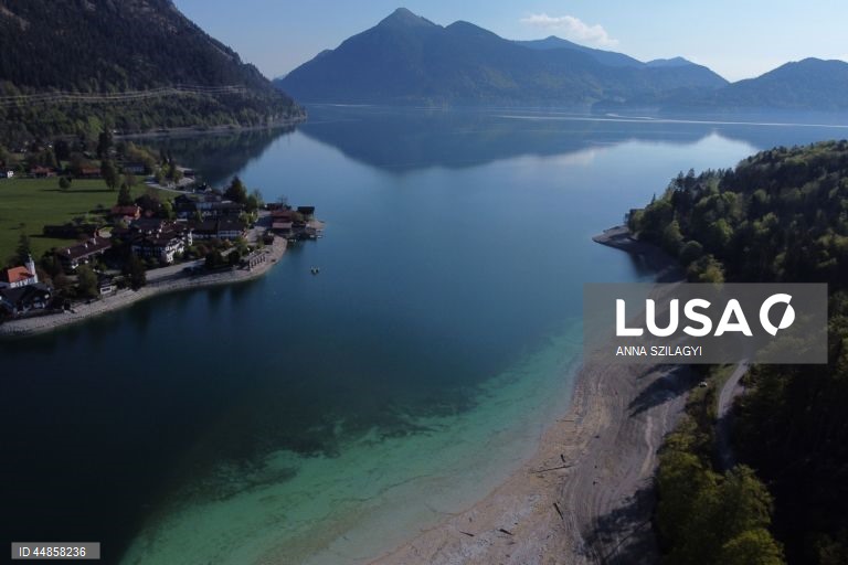 Alemanha: Nível da água baixa no lago Walchensee, na Baviera