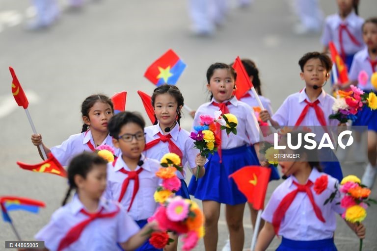 Oficiais militares vietnamitas marcham durante um desfile que assinala o 50.º aniversário da Libertação do Sul e o Dia da Reunificação Nacional, na cidade de Ho Chi Minh, Vietname. O Dia da Reunificação do Vietname é celebrado anualmente a 30 de abril.