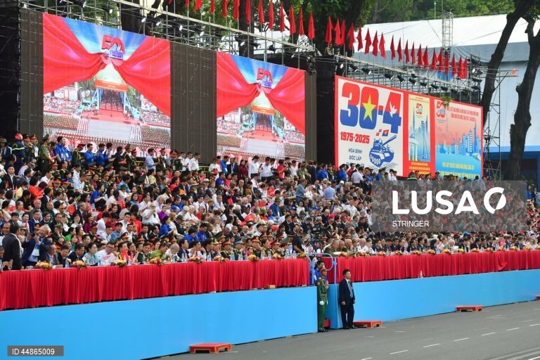 Oficiais militares vietnamitas marcham durante um desfile que assinala o 50.º aniversário da Libertação do Sul e o Dia da Reunificação Nacional, na cidade de Ho Chi Minh, Vietname. O Dia da Reunificação do Vietname é celebrado anualmente a 30 de abril.