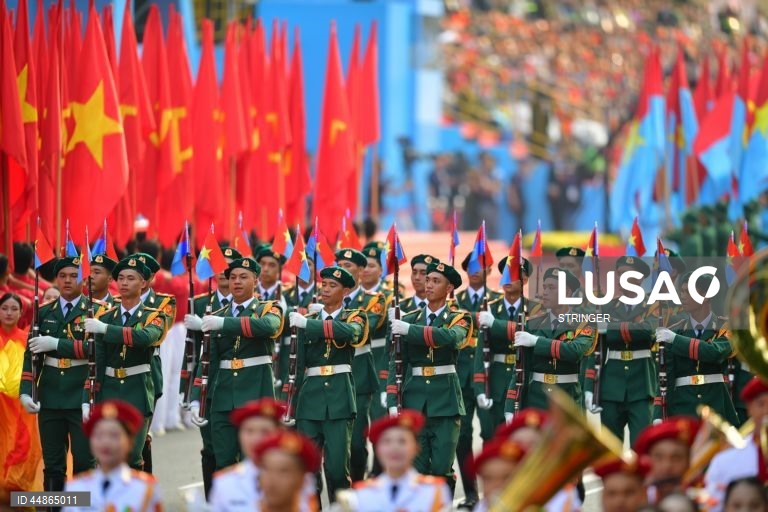 Oficiais militares vietnamitas marcham durante um desfile que assinala o 50.º aniversário da Libertação do Sul e o Dia da Reunificação Nacional, na cidade de Ho Chi Minh, Vietname. O Dia da Reunificação do Vietname é celebrado anualmente a 30 de abril.