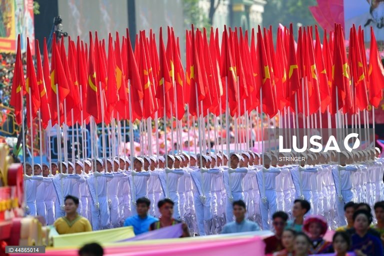 Oficiais militares vietnamitas marcham durante um desfile que assinala o 50.º aniversário da Libertação do Sul e o Dia da Reunificação Nacional, na cidade de Ho Chi Minh, Vietname. O Dia da Reunificação do Vietname é celebrado anualmente a 30 de abril.