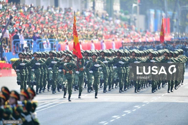 Oficiais militares vietnamitas marcham durante um desfile que assinala o 50.º aniversário da Libertação do Sul e o Dia da Reunificação Nacional, na cidade de Ho Chi Minh, Vietname. O Dia da Reunificação do Vietname é celebrado anualmente a 30 de abril.