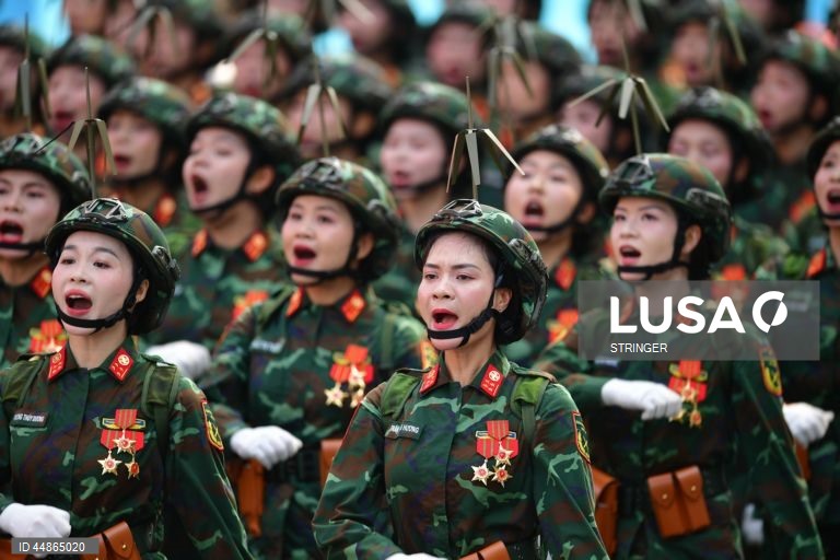 Oficiais militares vietnamitas marcham durante um desfile que assinala o 50.º aniversário da Libertação do Sul e o Dia da Reunificação Nacional, na cidade de Ho Chi Minh, Vietname. O Dia da Reunificação do Vietname é celebrado anualmente a 30 de abril.