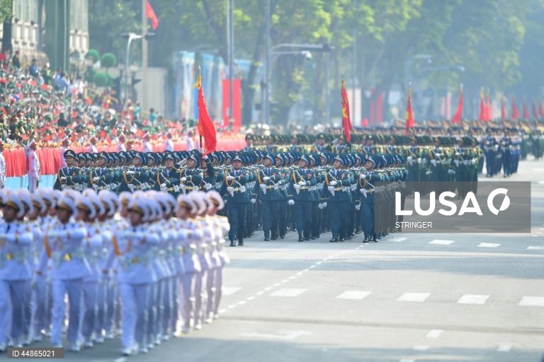 Oficiais militares vietnamitas marcham durante um desfile que assinala o 50.º aniversário da Libertação do Sul e o Dia da Reunificação Nacional, na cidade de Ho Chi Minh, Vietname. O Dia da Reunificação do Vietname é celebrado anualmente a 30 de abril.