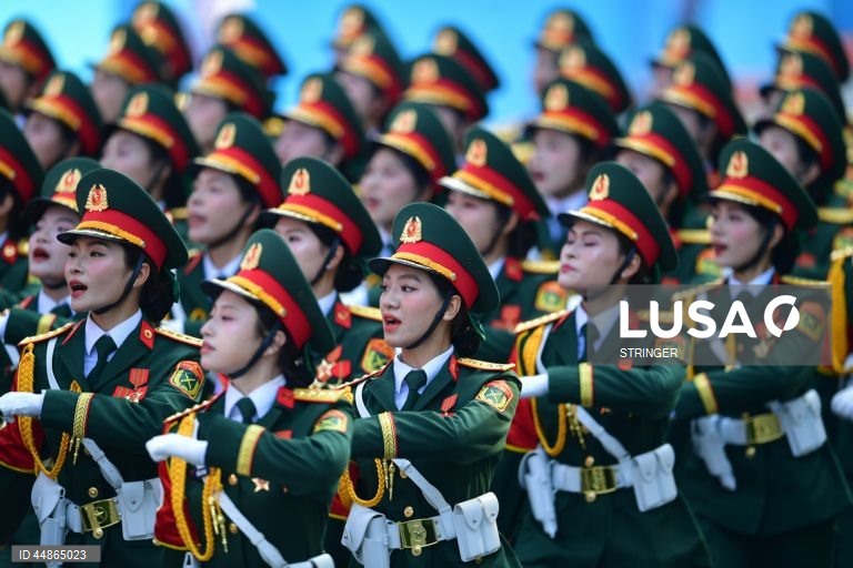 Oficiais militares vietnamitas marcham durante um desfile que assinala o 50.º aniversário da Libertação do Sul e o Dia da Reunificação Nacional, na cidade de Ho Chi Minh, Vietname. O Dia da Reunificação do Vietname é celebrado anualmente a 30 de abril.