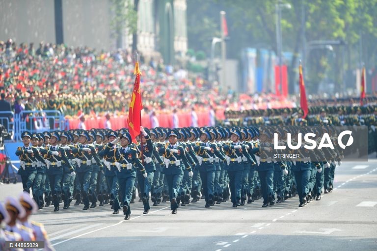 Oficiais militares vietnamitas marcham durante um desfile que assinala o 50.º aniversário da Libertação do Sul e o Dia da Reunificação Nacional, na cidade de Ho Chi Minh, Vietname. O Dia da Reunificação do Vietname é celebrado anualmente a 30 de abril.