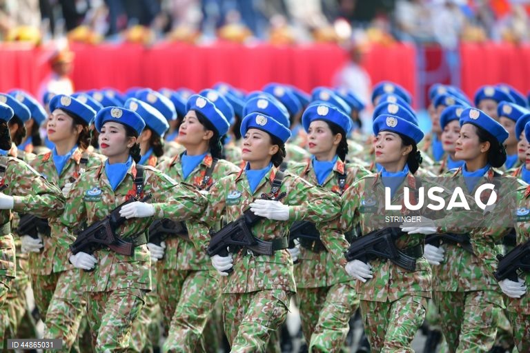 Oficiais militares vietnamitas marcham durante um desfile que assinala o 50.º aniversário da Libertação do Sul e o Dia da Reunificação Nacional, na cidade de Ho Chi Minh, Vietname. O Dia da Reunificação do Vietname é celebrado anualmente a 30 de abril.