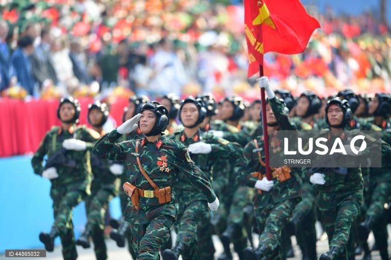 Oficiais militares vietnamitas marcham durante um desfile que assinala o 50.º aniversário da Libertação do Sul e o Dia da Reunificação Nacional, na cidade de Ho Chi Minh, Vietname. O Dia da Reunificação do Vietname é celebrado anualmente a 30 de abril.