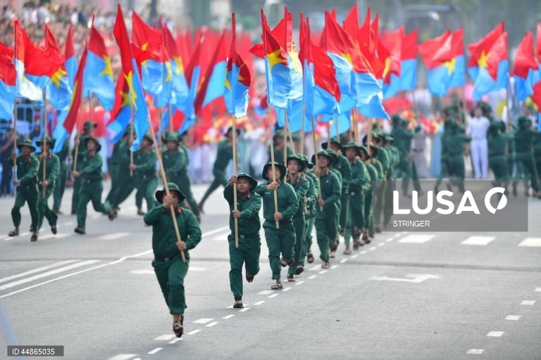 Oficiais militares vietnamitas marcham durante um desfile que assinala o 50.º aniversário da Libertação do Sul e o Dia da Reunificação Nacional, na cidade de Ho Chi Minh, Vietname. O Dia da Reunificação do Vietname é celebrado anualmente a 30 de abril.