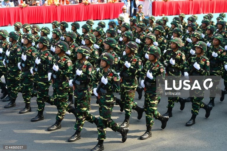 Oficiais militares vietnamitas marcham durante um desfile que assinala o 50.º aniversário da Libertação do Sul e o Dia da Reunificação Nacional, na cidade de Ho Chi Minh, Vietname. O Dia da Reunificação do Vietname é celebrado anualmente a 30 de abril.