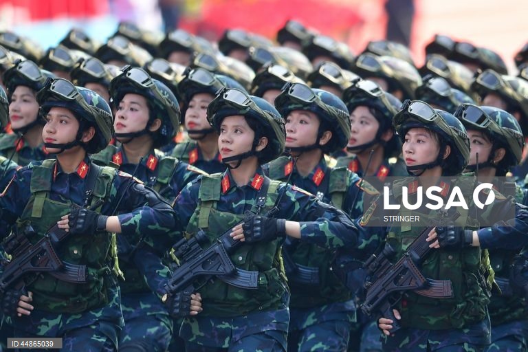 Oficiais militares vietnamitas marcham durante um desfile que assinala o 50.º aniversário da Libertação do Sul e o Dia da Reunificação Nacional, na cidade de Ho Chi Minh, Vietname. O Dia da Reunificação do Vietname é celebrado anualmente a 30 de abril.