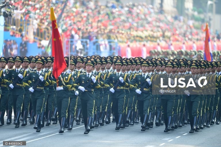 Oficiais militares vietnamitas marcham durante um desfile que assinala o 50.º aniversário da Libertação do Sul e o Dia da Reunificação Nacional, na cidade de Ho Chi Minh, Vietname. O Dia da Reunificação do Vietname é celebrado anualmente a 30 de abril.