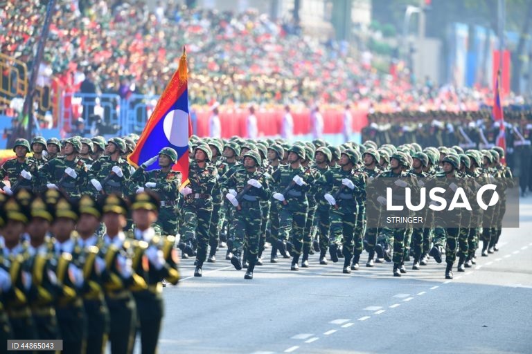 Oficiais militares vietnamitas marcham durante um desfile que assinala o 50.º aniversário da Libertação do Sul e o Dia da Reunificação Nacional, na cidade de Ho Chi Minh, Vietname. O Dia da Reunificação do Vietname é celebrado anualmente a 30 de abril.