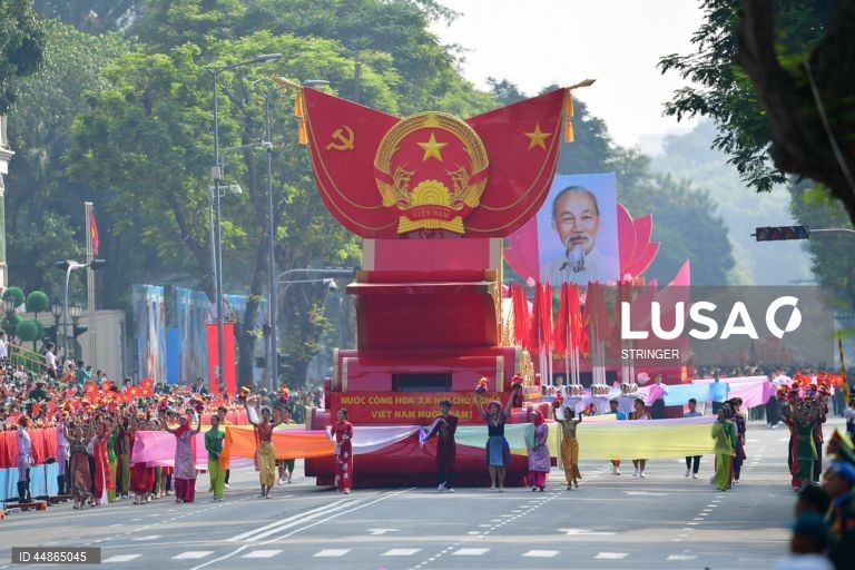 Oficiais militares vietnamitas marcham durante um desfile que assinala o 50.º aniversário da Libertação do Sul e o Dia da Reunificação Nacional, na cidade de Ho Chi Minh, Vietname. O Dia da Reunificação do Vietname é celebrado anualmente a 30 de abril.