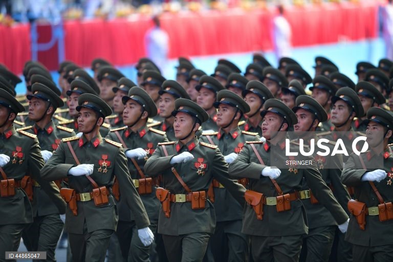 Oficiais militares vietnamitas marcham durante um desfile que assinala o 50.º aniversário da Libertação do Sul e o Dia da Reunificação Nacional, na cidade de Ho Chi Minh, Vietname. O Dia da Reunificação do Vietname é celebrado anualmente a 30 de abril.