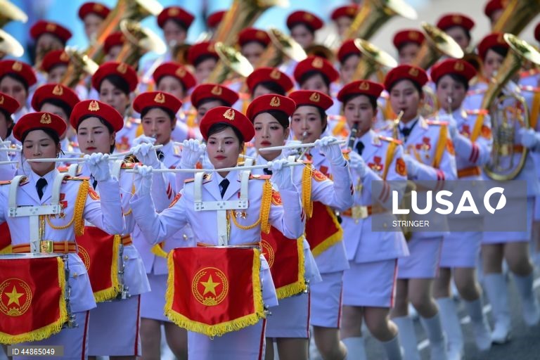 Oficiais militares vietnamitas marcham durante um desfile que assinala o 50.º aniversário da Libertação do Sul e o Dia da Reunificação Nacional, na cidade de Ho Chi Minh, Vietname. O Dia da Reunificação do Vietname é celebrado anualmente a 30 de abril.