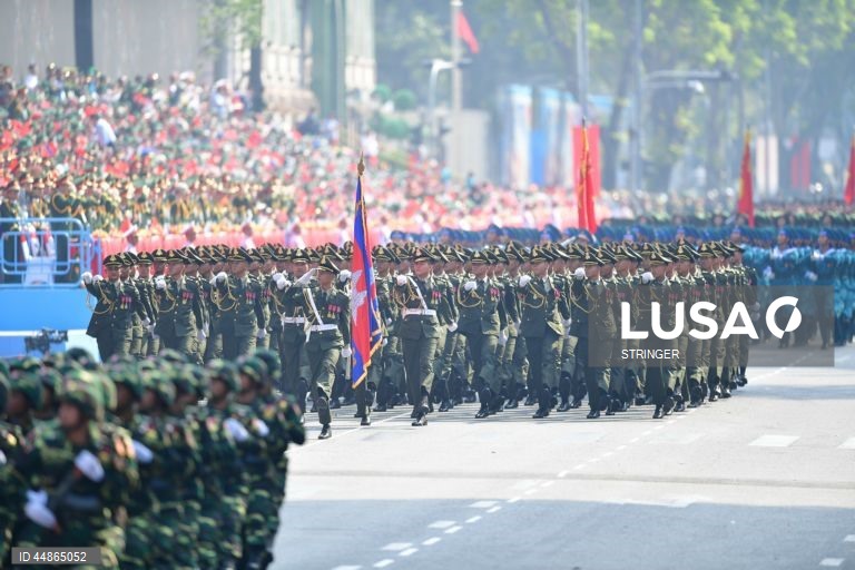 Oficiais militares vietnamitas marcham durante um desfile que assinala o 50.º aniversário da Libertação do Sul e o Dia da Reunificação Nacional, na cidade de Ho Chi Minh, Vietname. O Dia da Reunificação do Vietname é celebrado anualmente a 30 de abril.
