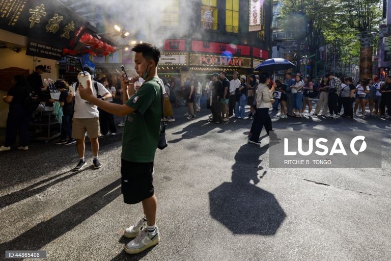 O Bubble Tea teve origem em Taiwan nos anos 80 e rapidamente ganhou popularidade internacional. A sua mistura caraterística de chá, leite e pérolas de tapioca em borracha oferece uma textura e um sabor únicos que cativaram os consumidores de todo o mundo, transformando-o em mais do que uma simples bebida.