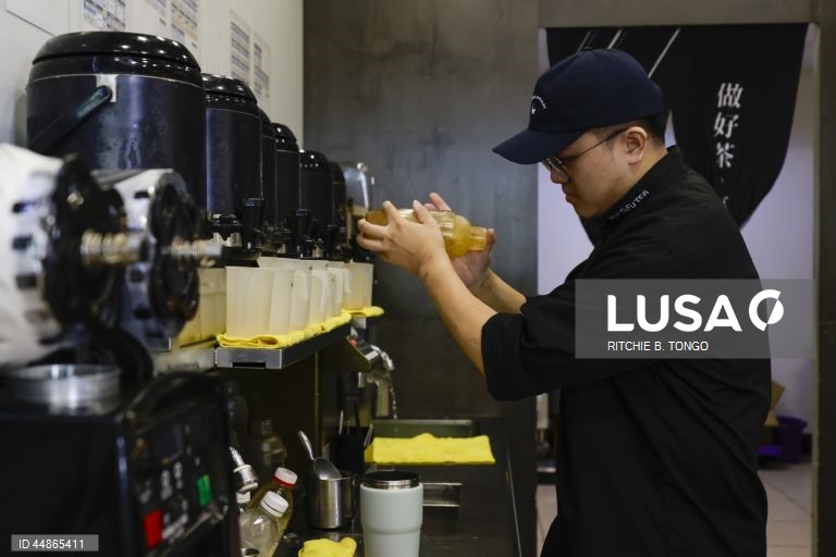 O Bubble Tea teve origem em Taiwan nos anos 80 e rapidamente ganhou popularidade internacional. A sua mistura caraterística de chá, leite e pérolas de tapioca em borracha oferece uma textura e um sabor únicos que cativaram os consumidores de todo o mundo, transformando-o em mais do que uma simples bebida.