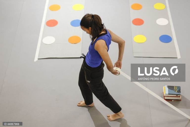 Ensaio da peça de teatro/bailado "Uma Outra Forma" sobre pessoas cegas com as intérpretes e co-criadoras Joana Gomes (ausente da foto) e Maria Inês Costa, no teatro Coruchéus, em Lisboa, 29 de abril de 2025. ANTÓNIO PEDRO SANTOS/LUSA