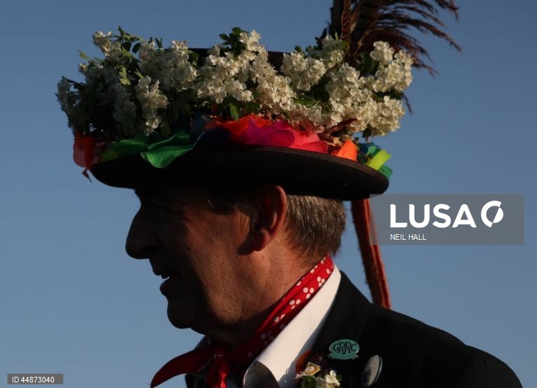 Dançarinos de Morris juntam-se para celebrar o Primeiro de maio dançando à volta do mastro da aldeia em Ickwell, Grã-Bretanha.  O Primeiro de maio é uma festa europeia de origem antiga que assinala o início do verão. No Reino Unido, a festa é celebrada com costumes populares como o Morris sides, uma dança tradicional inglesa que envolve frequentemente paus e lenços.