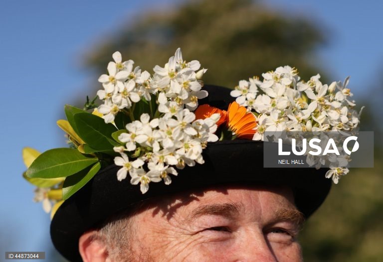 Dançarinos de Morris juntam-se para celebrar o Primeiro de maio dançando à volta do mastro da aldeia em Ickwell, Grã-Bretanha.  O Primeiro de maio é uma festa europeia de origem antiga que assinala o início do verão. No Reino Unido, a festa é celebrada com costumes populares como o Morris sides, uma dança tradicional inglesa que envolve frequentemente paus e lenços.