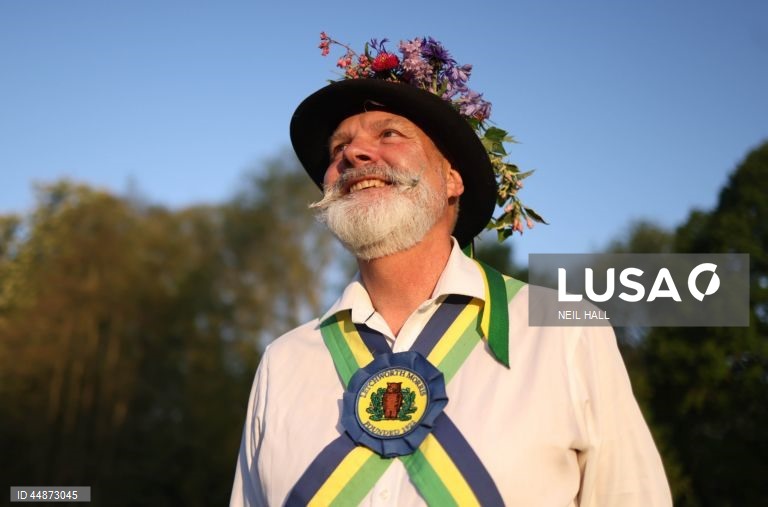 Dançarinos de Morris juntam-se para celebrar o Primeiro de maio dançando à volta do mastro da aldeia em Ickwell, Grã-Bretanha.  O Primeiro de maio é uma festa europeia de origem antiga que assinala o início do verão. No Reino Unido, a festa é celebrada com costumes populares como o Morris sides, uma dança tradicional inglesa que envolve frequentemente paus e lenços.