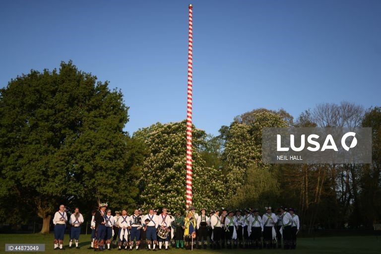 Dançarinos de Morris juntam-se para celebrar o Primeiro de maio dançando à volta do mastro da aldeia em Ickwell, Grã-Bretanha.  O Primeiro de maio é uma festa europeia de origem antiga que assinala o início do verão. No Reino Unido, a festa é celebrada com costumes populares como o Morris sides, uma dança tradicional inglesa que envolve frequentemente paus e lenços.