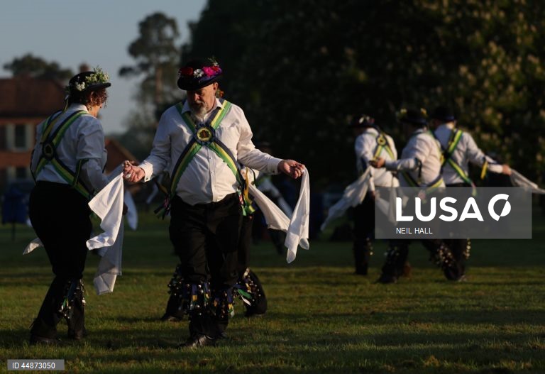 Dançarinos de Morris juntam-se para celebrar o Primeiro de maio dançando à volta do mastro da aldeia em Ickwell, Grã-Bretanha.  O Primeiro de maio é uma festa europeia de origem antiga que assinala o início do verão. No Reino Unido, a festa é celebrada com costumes populares como o Morris sides, uma dança tradicional inglesa que envolve frequentemente paus e lenços.