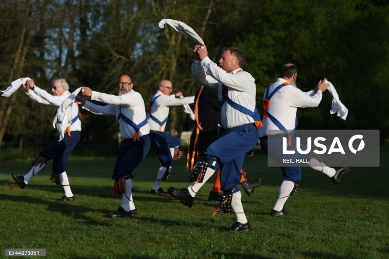 Dançarinos de Morris juntam-se para celebrar o Primeiro de maio dançando à volta do mastro da aldeia em Ickwell, Grã-Bretanha.  O Primeiro de maio é uma festa europeia de origem antiga que assinala o início do verão. No Reino Unido, a festa é celebrada com costumes populares como o Morris sides, uma dança tradicional inglesa que envolve frequentemente paus e lenços.