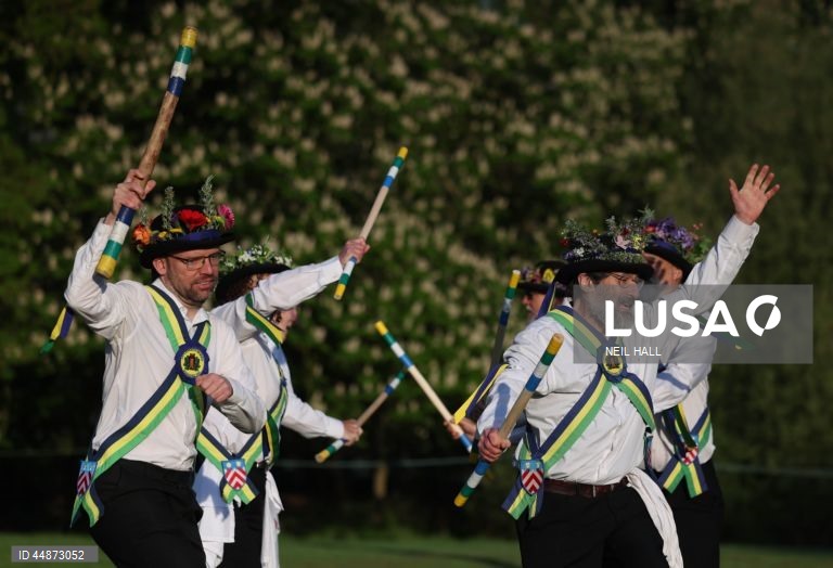 Dançarinos de Morris juntam-se para celebrar o Primeiro de maio dançando à volta do mastro da aldeia em Ickwell, Grã-Bretanha.  O Primeiro de maio é uma festa europeia de origem antiga que assinala o início do verão. No Reino Unido, a festa é celebrada com costumes populares como o Morris sides, uma dança tradicional inglesa que envolve frequentemente paus e lenços.