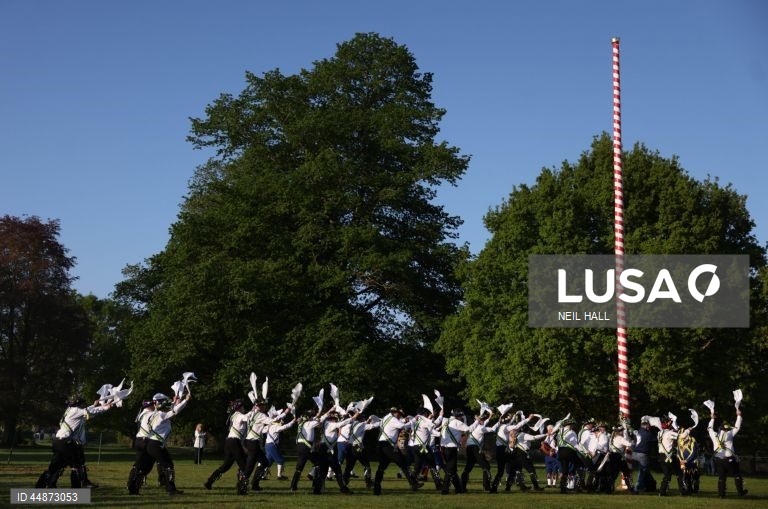 Dançarinos de Morris juntam-se para celebrar o Primeiro de maio dançando à volta do mastro da aldeia em Ickwell, Grã-Bretanha.  O Primeiro de maio é uma festa europeia de origem antiga que assinala o início do verão. No Reino Unido, a festa é celebrada com costumes populares como o Morris sides, uma dança tradicional inglesa que envolve frequentemente paus e lenços.