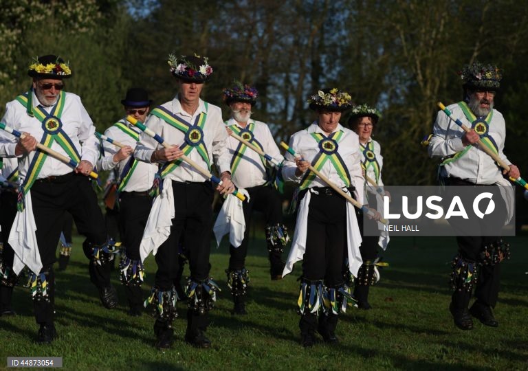 Dançarinos de Morris juntam-se para celebrar o Primeiro de maio dançando à volta do mastro da aldeia em Ickwell, Grã-Bretanha.  O Primeiro de maio é uma festa europeia de origem antiga que assinala o início do verão. No Reino Unido, a festa é celebrada com costumes populares como o Morris sides, uma dança tradicional inglesa que envolve frequentemente paus e lenços.