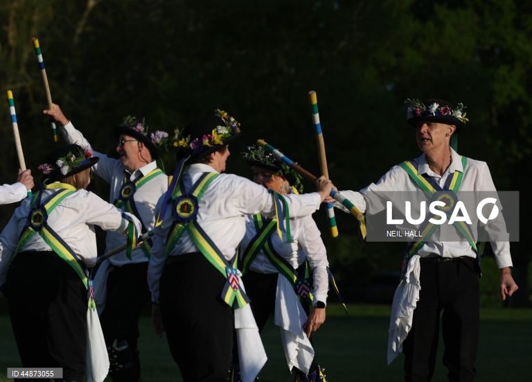 Dançarinos de Morris juntam-se para celebrar o Primeiro de maio dançando à volta do mastro da aldeia em Ickwell, Grã-Bretanha.  O Primeiro de maio é uma festa europeia de origem antiga que assinala o início do verão. No Reino Unido, a festa é celebrada com costumes populares como o Morris sides, uma dança tradicional inglesa que envolve frequentemente paus e lenços.