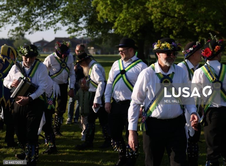 Dançarinos de Morris juntam-se para celebrar o Primeiro de maio dançando à volta do mastro da aldeia em Ickwell, Grã-Bretanha.  O Primeiro de maio é uma festa europeia de origem antiga que assinala o início do verão. No Reino Unido, a festa é celebrada com costumes populares como o Morris sides, uma dança tradicional inglesa que envolve frequentemente paus e lenços.