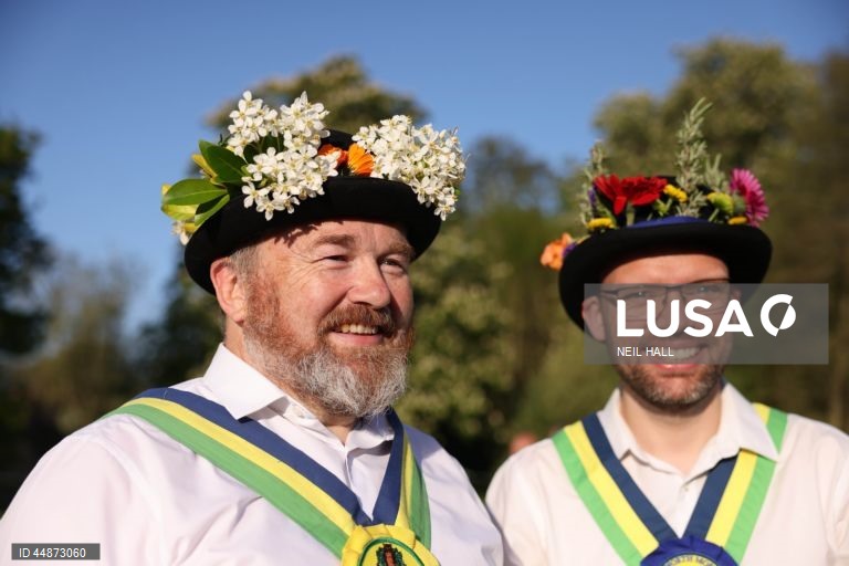 Dançarinos de Morris juntam-se para celebrar o Primeiro de maio dançando à volta do mastro da aldeia em Ickwell, Grã-Bretanha.  O Primeiro de maio é uma festa europeia de origem antiga que assinala o início do verão. No Reino Unido, a festa é celebrada com costumes populares como o Morris sides, uma dança tradicional inglesa que envolve frequentemente paus e lenços.